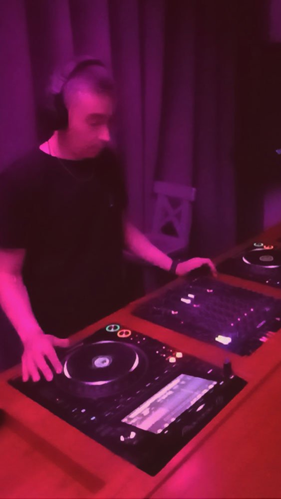 DJ FLX22 en cabina tocando Tech House para clubes y eventos premium en Argentina